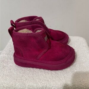 UGG Neumel EZ-Fit Toddler size 8C Boots